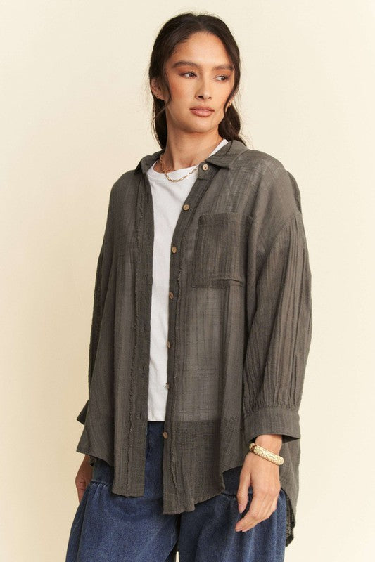 Stylish High-Low Hem Button-Up Shirt with Chest Pocket - Trendy & Versatile